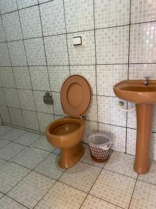 a bathroom with a toilet and a sink at Casa verde in Pirenópolis +18 photos