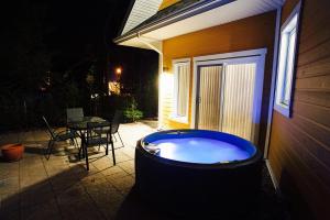 Una bañera de hidromasaje afuera de una casa en Belle de Nuit, en Wakefield