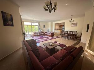 エル・アラメインにあるStand alone Villa at Blumar North coast -SIDI ABD ALRAHMANのソファとテーブルのあるリビングルーム +72枚の写真