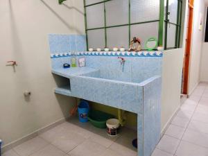 a bathroom with a blue counter with two sinks at Departamento Refugio Familiar in Cajamarca