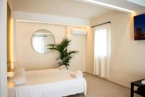 Postel nebo postele na pokoji v ubytování Suites Mediterranèè + 14 fotografií