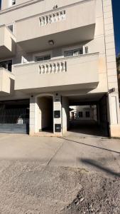 un grand bâtiment blanc avec un garage dans l'établissement Departamento alta categoría, à Barrio Rivadavia