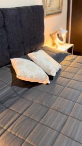 deux oreillers posés sur un lit dans l'établissement Departamento alta categoría, à Barrio Rivadavia