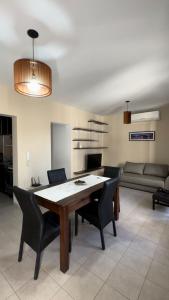 un salon avec une table, des chaises et un canapé dans l'établissement Departamento alta categoría, à Barrio Rivadavia