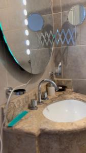 un comptoir de salle de bain avec un lavabo et un miroir dans l'établissement Departamento alta categoría, à Barrio Rivadavia