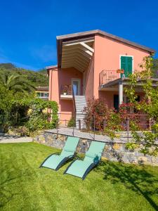 a house with a yard with a slide at La Casa dei Glicini in Levanto