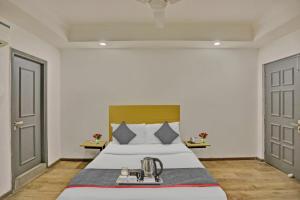 Postel nebo postele na pokoji v ubytování Townhouse Jp Grand Near Mayapuri Chowk
