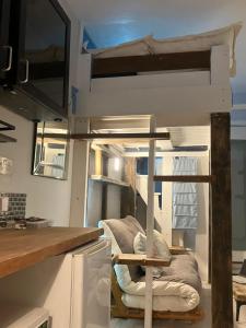 um quarto com um beliche numa cozinha em Studio at 39 em Dublin