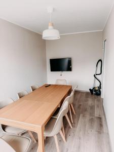 a dining room with a wooden table and chairs at Wohnen im Ländereck! Essen-Mülheim-Oberhausen! BS2L in Essen