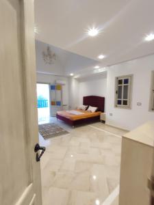 Una habitación con una cama y un sofá. en Hamamat, en Hammamet Sud 14 fotos más