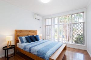 Postel nebo postele na pokoji v ubytování The Norburn, 3 Norburn Avenue - aircon, wifi, boat parking, close to water & clubs