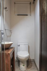 Kamar mandi di San Cayetano 4 with AC just a block away from the main square