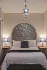 Tempat tidur dalam kamar di San Cayetano 4 with AC just a block away from the main square