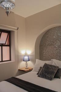 Tempat tidur dalam kamar di San Cayetano 4 with AC just a block away from the main square