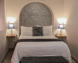 Tempat tidur dalam kamar di San Cayetano 4 with AC just a block away from the main square