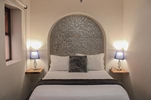 Tempat tidur dalam kamar di San Cayetano 4 with AC just a block away from the main square