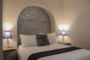 Tempat tidur dalam kamar di San Cayetano 4 with AC just a block away from the main square