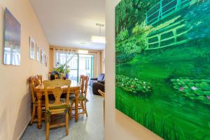 un comedor con una mesa y una pintura en Apartment Patacona Beach 6, en Valencia