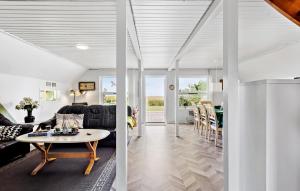 巴恩科普Three-Bedroom Holiday Home Bagenkop With Sea View 04的带沙发和桌子的客厅