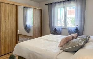 Łóżko lub łóżka w pokoju w obiekcie Holiday Home Vrsi I