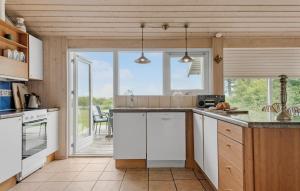Kuchyň nebo kuchyňský kout v ubytování Holiday Home Kystagervej Odder Ix