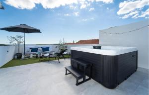 Un patio con un bar, una mesa y una sombrilla. en Gorgeous Home In Polaca, en Polača