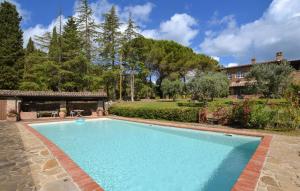 a swimming pool in a yard with a house at Scaterina in Monte San Savino
