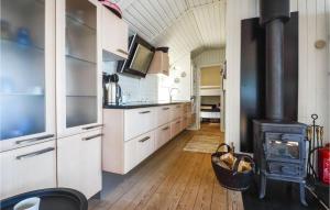 Kuchyň nebo kuchyňský kout v ubytování One-Bedroom Holiday Home In Haderslev
