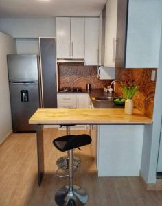 - une cuisine avec un comptoir en bois dans l'établissement Bonito y Moderno 1 o 2 dormitorios, à Lima