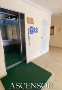 an empty room with a refrigerator and a green rug at Departamento Alfredd in Tonsupa