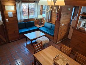 a living room with a couch and a table at Cabaña Alegra 2 in San Martín de los Andes