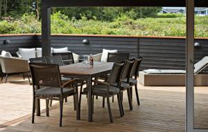 Una mesa y sillas de madera en un patio. en 4 Bedroom Amazing Home In Sydals, en Sarup 18 fotos más