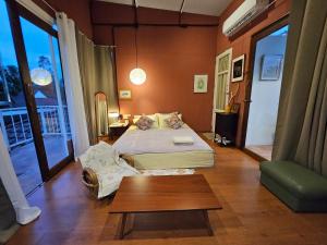 スラート・ターニーにある88 Fine Hotel @ Suratthani Airportのベッドとテーブルのある寝室