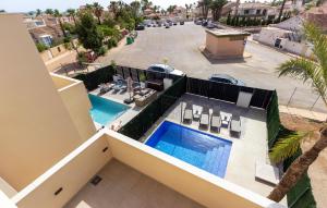 eine Luftaufnahme eines Hauses mit Swimmingpool in der Unterkunft Stunning Home In Cartagena in Cartagena