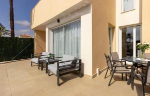 eine Terrasse mit Tischen und Stühlen auf einem Balkon in der Unterkunft Stunning Home In Cartagena in Cartagena + 26 Fotos