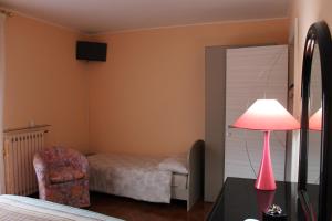 a bedroom with a bed and a pink lamp on a table at B&B Sogni D'Oro in Moliterno