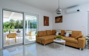 a living room with a couch and a table at Awesome Home In Mali Vareski in Mali Vareški