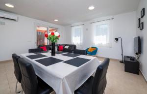 een kamer met een tafel met een vaas met bloemen erop bij Awesome Home In Sveti Lovrec Labinski in Diminići