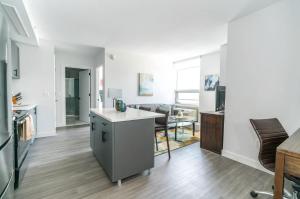 Apt Close to Downtown with Gym的厨房或小厨房