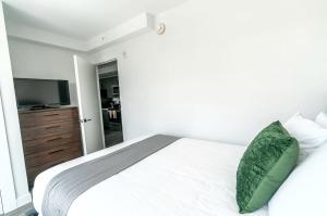 新罗谢尔Apt Close to Downtown with Gym的一间带床和平板电视的卧室