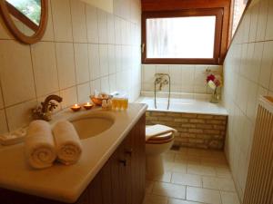 un bagno con lavandino, WC e vasca di Mysaion Hotel a Synikia Mesi Trikalon