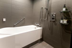 Hotel Granvia Osaka-JR Hotel Group的一间浴室