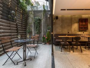 Un restaurante con mesas y sillas en una sala. en Lampa Design Hotel-Special Category, en Estambul