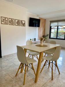 Un comedor con mesa y sillas en Departamento Céntrico Belgrano 2, en San Carlos de Bariloche 2 fotos más