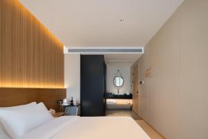 Shanghai Captain 5 Youth Hotel - Xinzhuang Metro Station 객실 침대