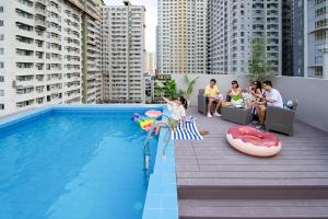 Piscina de la sau aproape de The Grid Co-Living Managed by HII