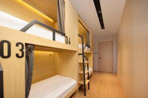 Shanghai Captain 5 Youth Hotel - Xinzhuang Metro Station 객실 침대