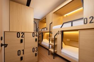 Shanghai Captain 5 Youth Hotel - Xinzhuang Metro Station 객실 침대