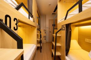 Shanghai Captain 5 Youth Hotel - Xinzhuang Metro Station 객실 침대