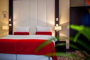 Letto o letti in una camera di Hotel Central Sarajevo - Gym, Pool & Spa